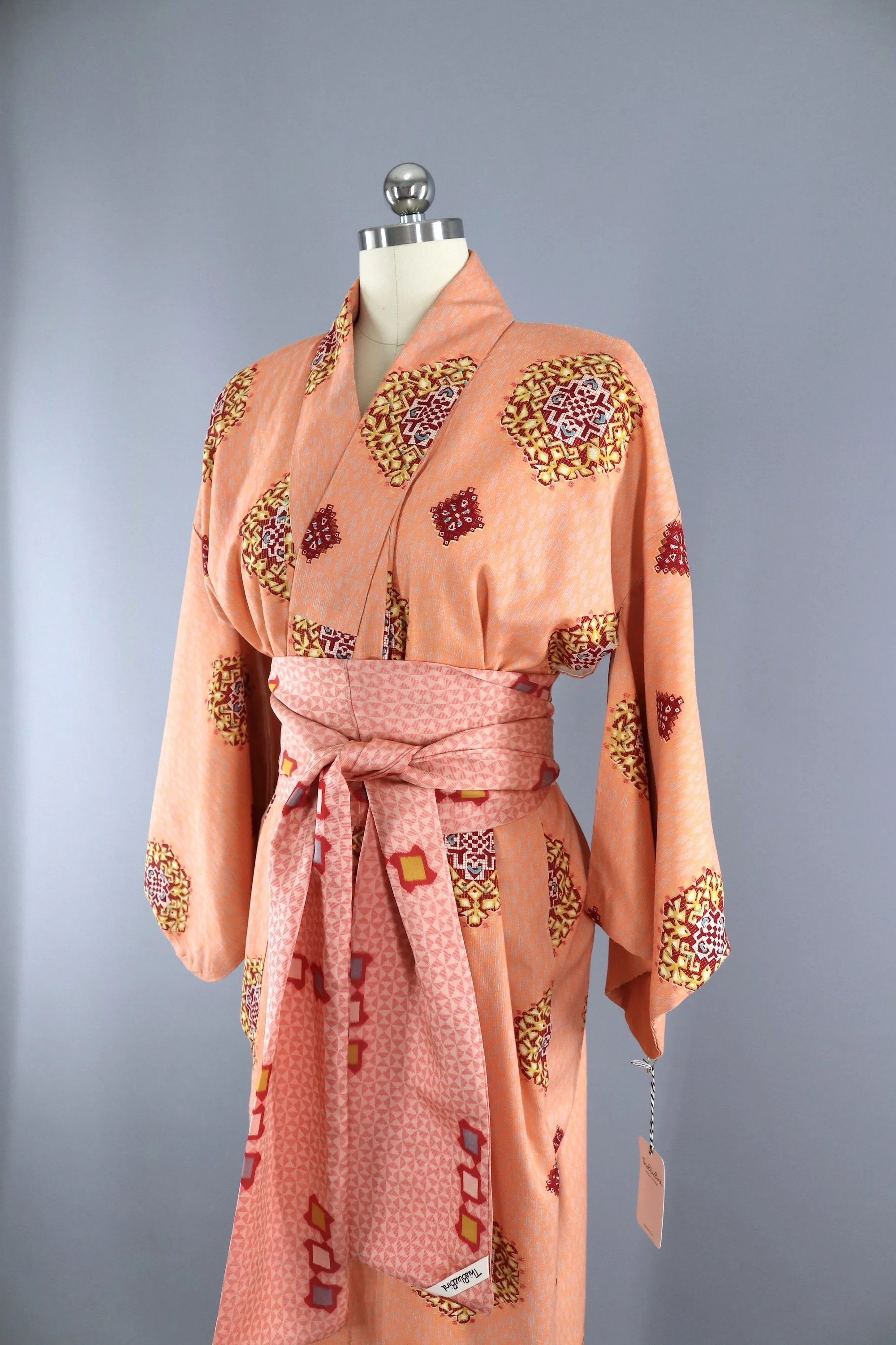 Vintage 1950s Kimono Robe / Peach, Red & Gold Medallions