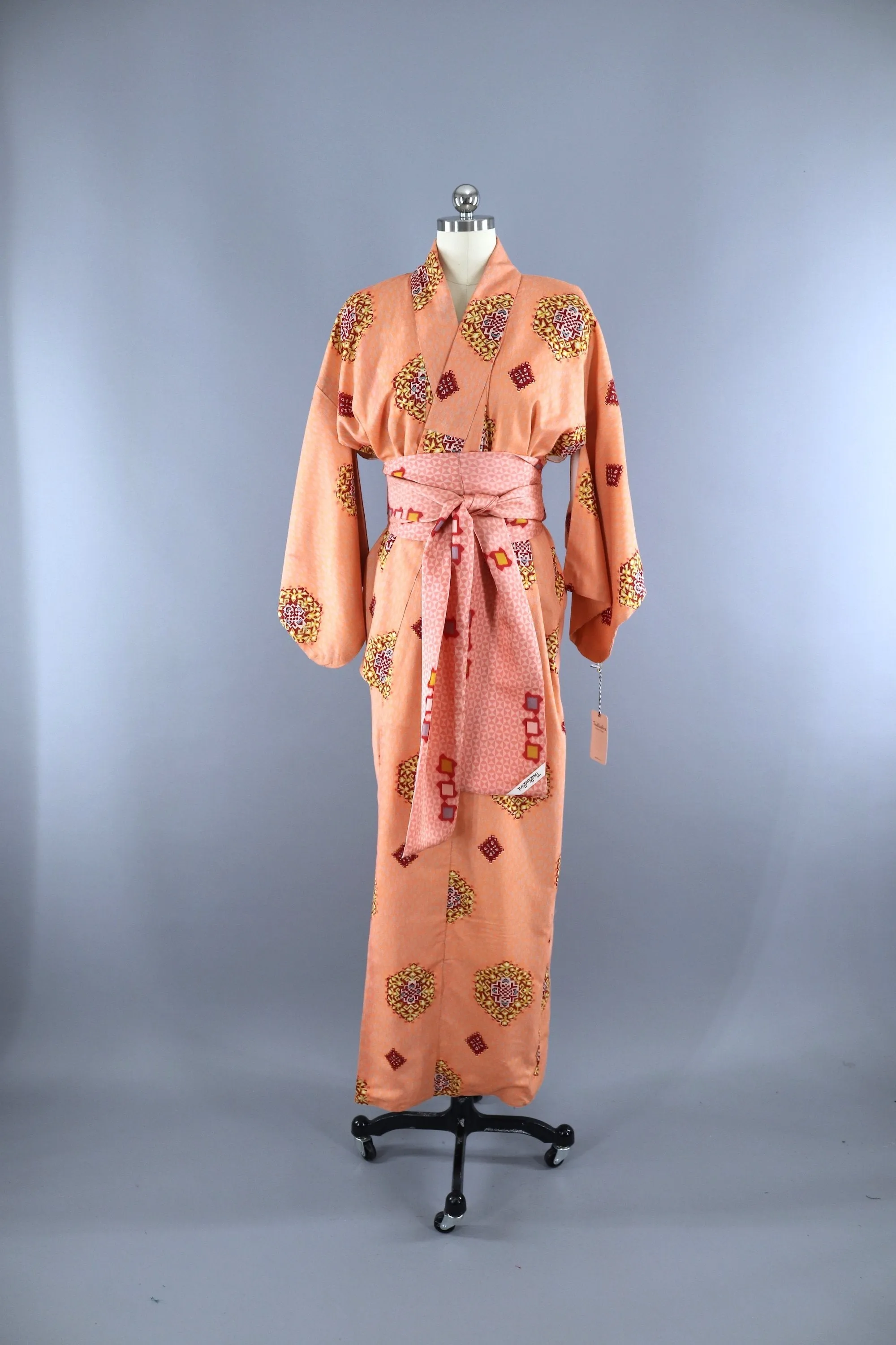 Vintage 1950s Kimono Robe / Peach, Red & Gold Medallions