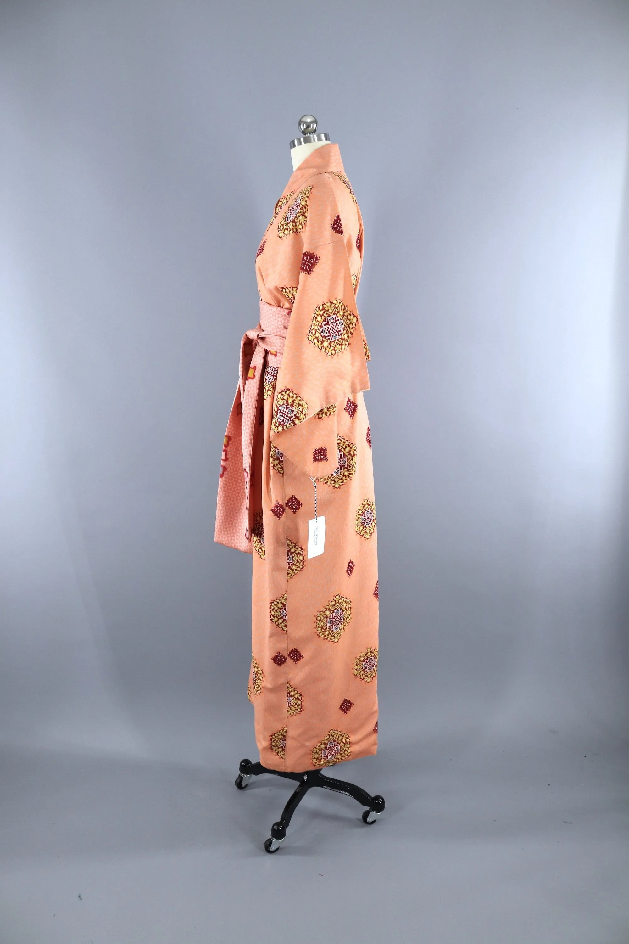 Vintage 1950s Kimono Robe / Peach, Red & Gold Medallions